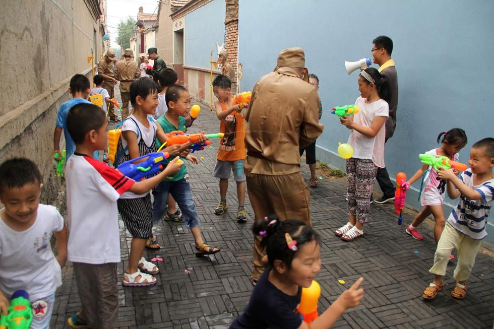 孩子們持水槍打鬼子。