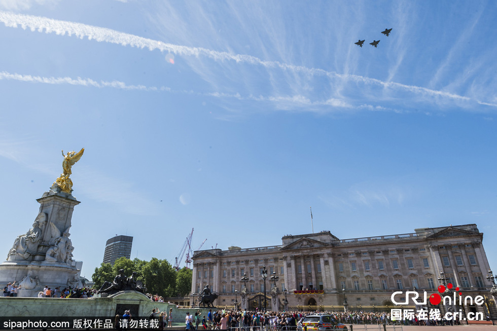 數(shù)架颶風(fēng)噴火戰(zhàn)斗機和臺風(fēng)戰(zhàn)斗機編隊飛躍白金漢宮上空，參加了紀念儀式。