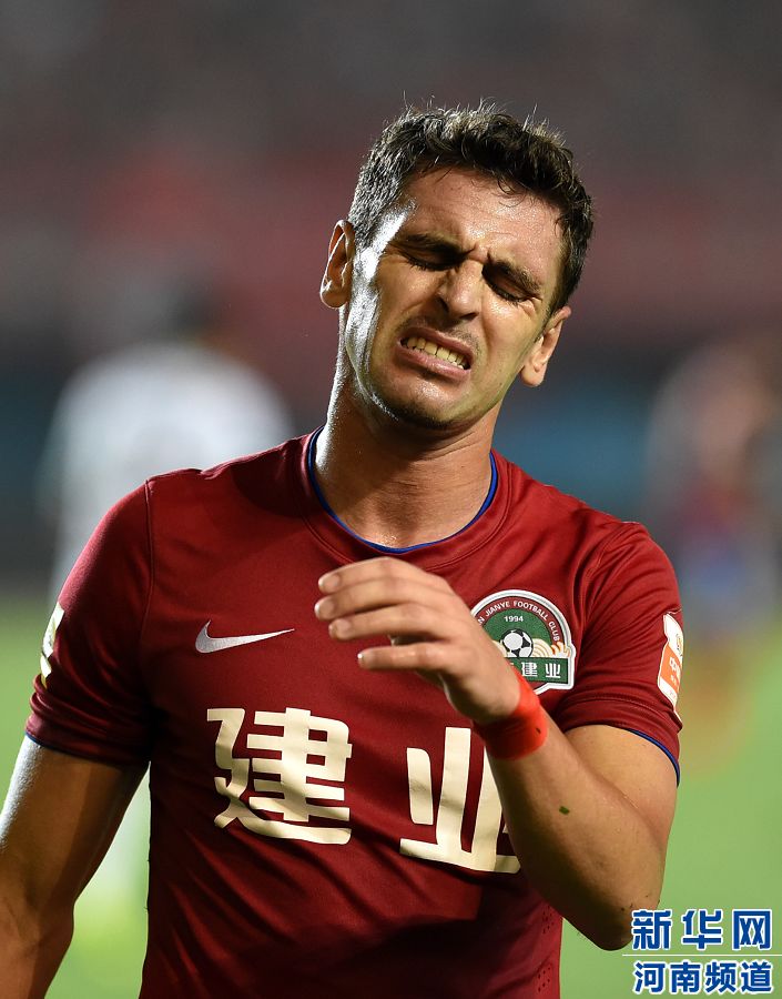 7月19日，河南建業(yè)隊(duì)球員伊沃錯失破門機(jī)會。新華社記者李博攝