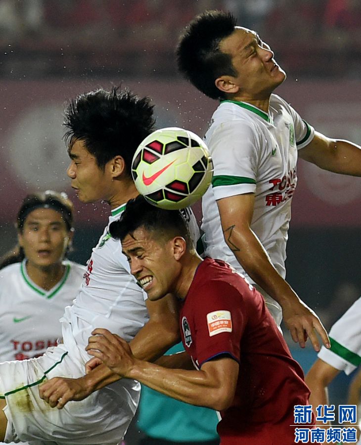7月19日，河南建業(yè)隊(duì)球員哈維爾（右二）在比賽中與對手爭搶頭球。