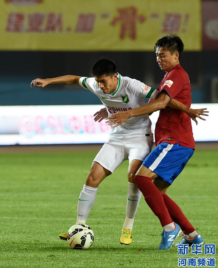 7月19日，杭州綠城隊(duì)球員黃希揚(yáng)（左）在比賽中控球。