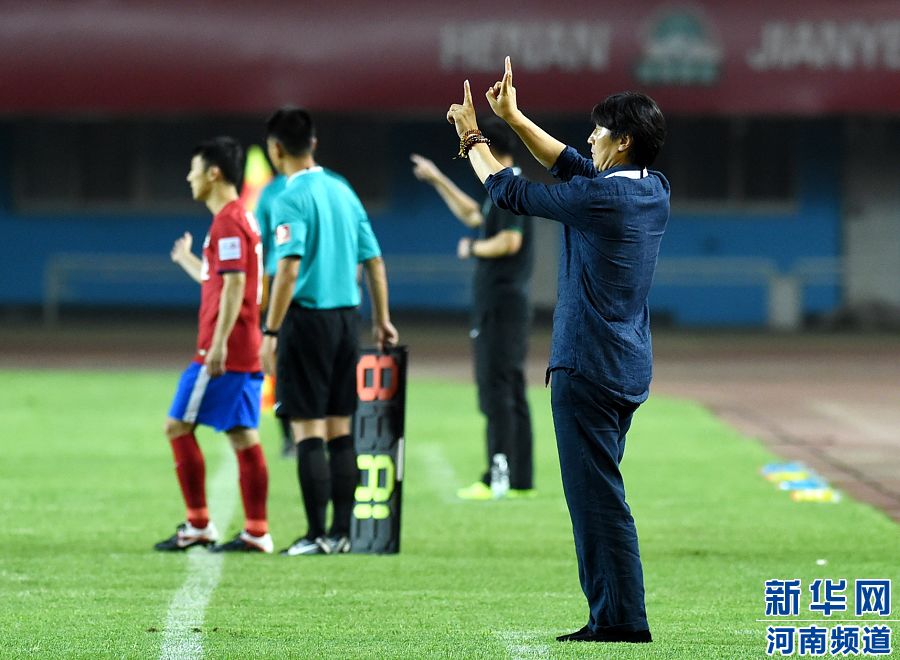 7月19日，河南建業(yè)隊(duì)主教練賈秀全（右一）在場邊指揮。