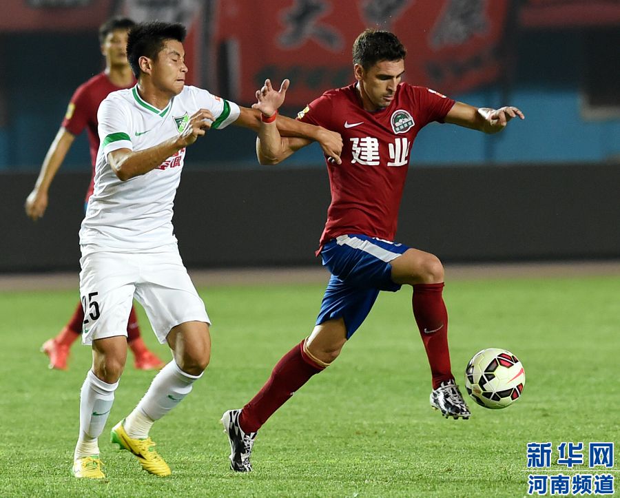 7月19日，河南建業(yè)隊(duì)球員伊沃（右）在比賽中帶球進(jìn)攻。