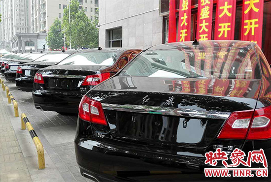 路邊一棟樓上懸掛著二三十條紅色條幅，全部是祝賀一家公司開業(yè)的。