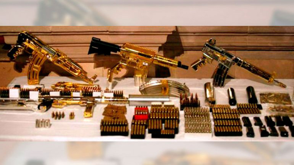 墨西哥毒梟古斯曼收藏的黃金手槍(網(wǎng)頁截圖) 墨西哥毒梟古斯曼收藏的黃金手槍(網(wǎng)頁截圖)