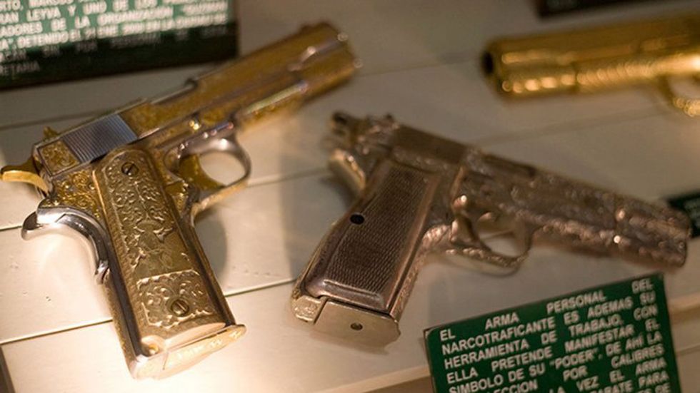墨西哥毒梟古斯曼收藏的黃金手槍(網(wǎng)頁截圖) 墨西哥毒梟古斯曼收藏的黃金手槍(網(wǎng)頁截圖)
