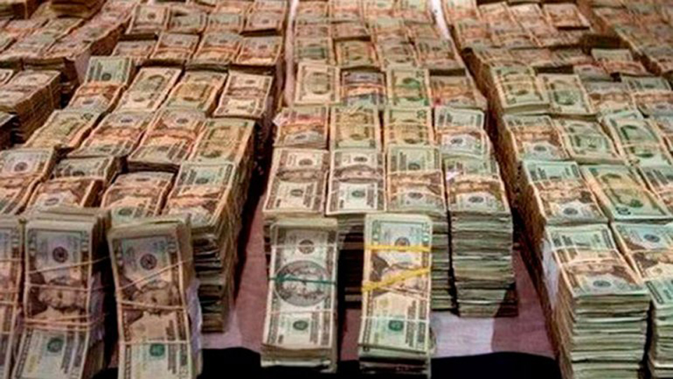 墨西哥毒梟古斯曼家中滿屋的鈔票(網(wǎng)頁截圖) 墨西哥毒梟古斯曼家中滿屋的鈔票(網(wǎng)頁截圖)