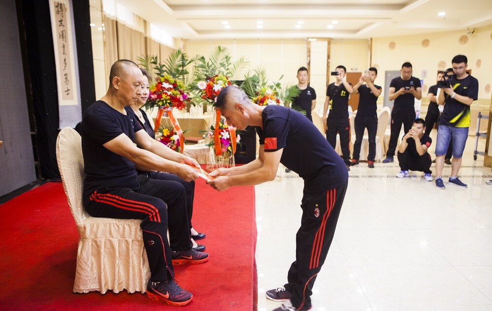 長春散打總教頭舉行收徒儀式 行跪拜大禮 長春散打總教頭舉行收徒儀式 行跪拜大禮