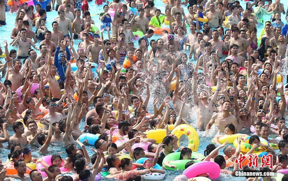 8月1日，民眾扎堆在南京湯山歡樂(lè)水魔方水上樂(lè)園戲水，享受“冰火兩重天”的涼爽和激情。連日來(lái)，中國(guó)大部分地區(qū)迎來(lái)高溫天氣。