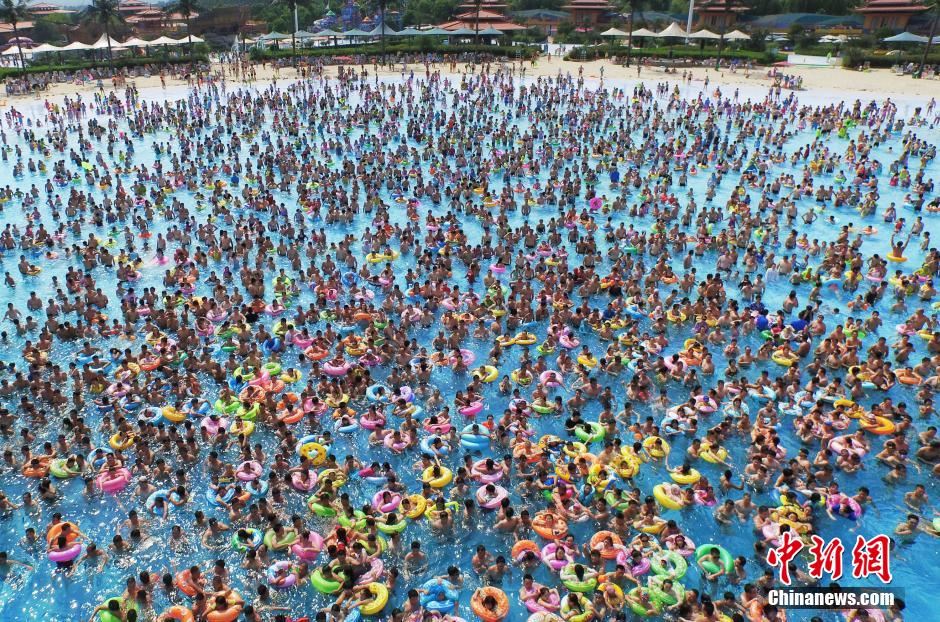 8月1日，民眾扎堆在南京湯山歡樂(lè)水魔方水上樂(lè)園戲水，享受“冰火兩重天”的涼爽和激情。連日來(lái)，中國(guó)大部分地區(qū)迎來(lái)高溫天氣。