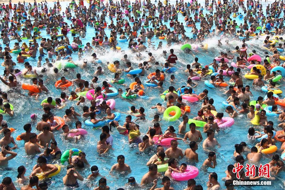 8月1日，民眾扎堆在南京湯山歡樂(lè)水魔方水上樂(lè)園戲水，享受“冰火兩重天”的涼爽和激情。連日來(lái)，中國(guó)大部分地區(qū)迎來(lái)高溫天氣。