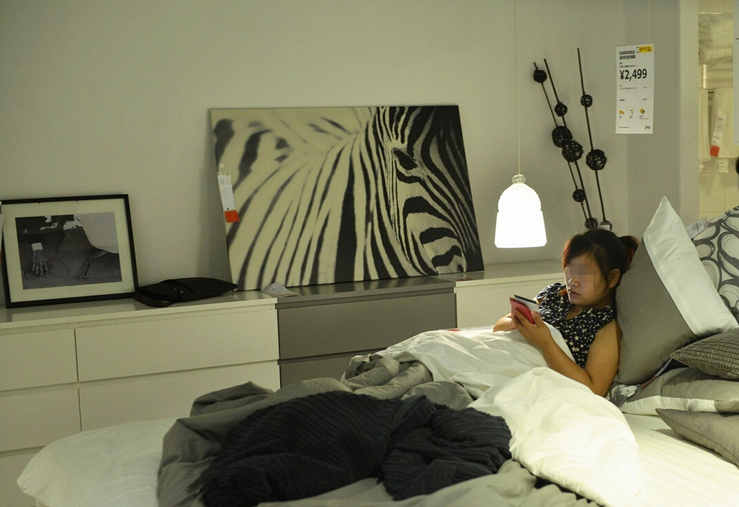 8月4日，杭州，“蹭涼族”在宜家杭州店的沙發(fā)或床鋪上休息。