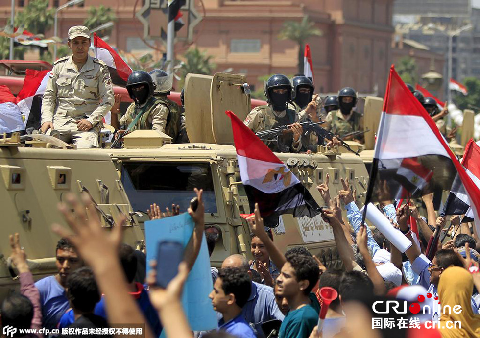 當?shù)貢r間2015年8月6日，埃及開羅，民眾集會慶祝新蘇伊士運河開通。圖片來源:CFP