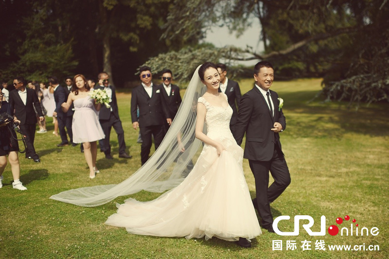 李小冉比利時(shí)辦婚禮 朱丹、鐘欣潼、應(yīng)采兒做伴娘