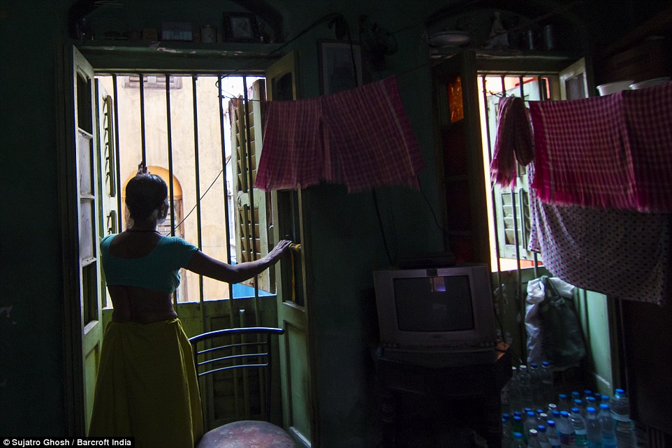 72歲的Maya Banarjee說(shuō)：“我已經(jīng)太老了，但是我不會(huì)離開。”