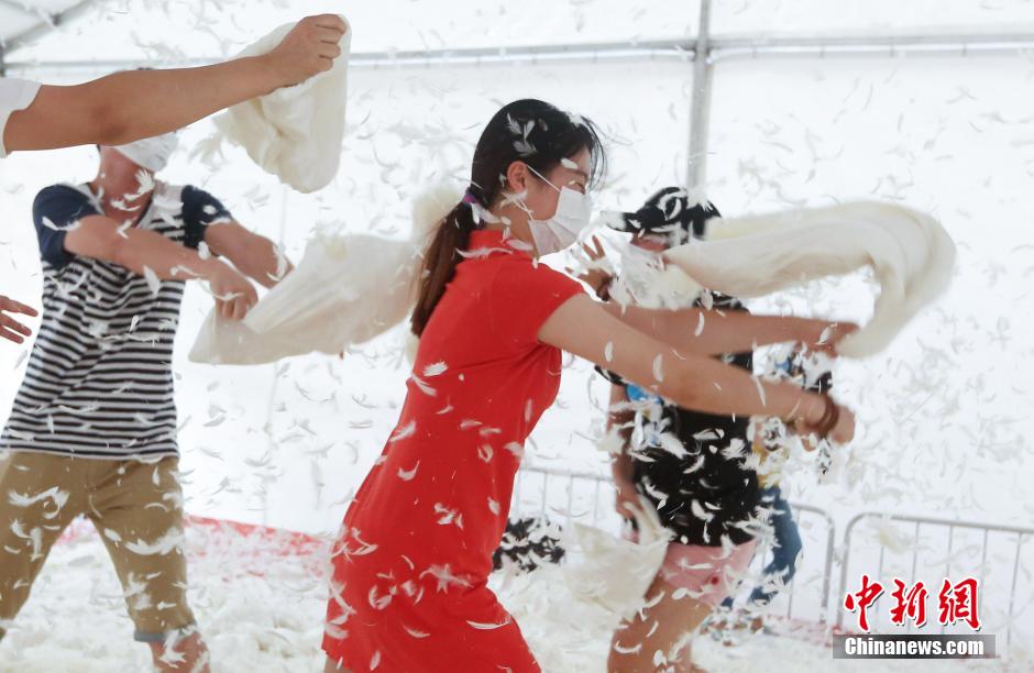 南京街頭上演“枕頭大戰(zhàn)” 年輕人瘋狂開打 南京街頭上演“枕頭大戰(zhàn)” 年輕人瘋狂開打