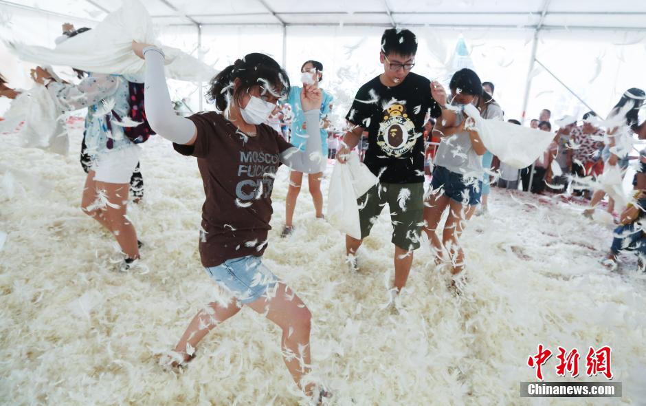 南京街頭上演“枕頭大戰(zhàn)” 年輕人瘋狂開打 南京街頭上演“枕頭大戰(zhàn)” 年輕人瘋狂開打