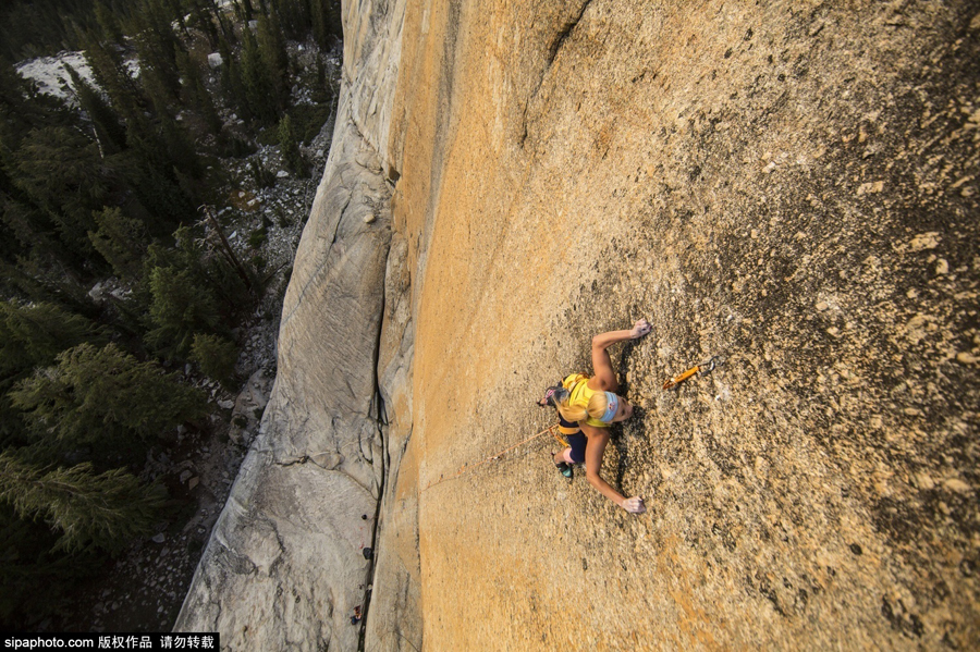 美國(guó)22歲女攀巖家挑戰(zhàn)高難度垂直懸崖 美國(guó)22歲女攀巖家挑戰(zhàn)高難度垂直懸崖