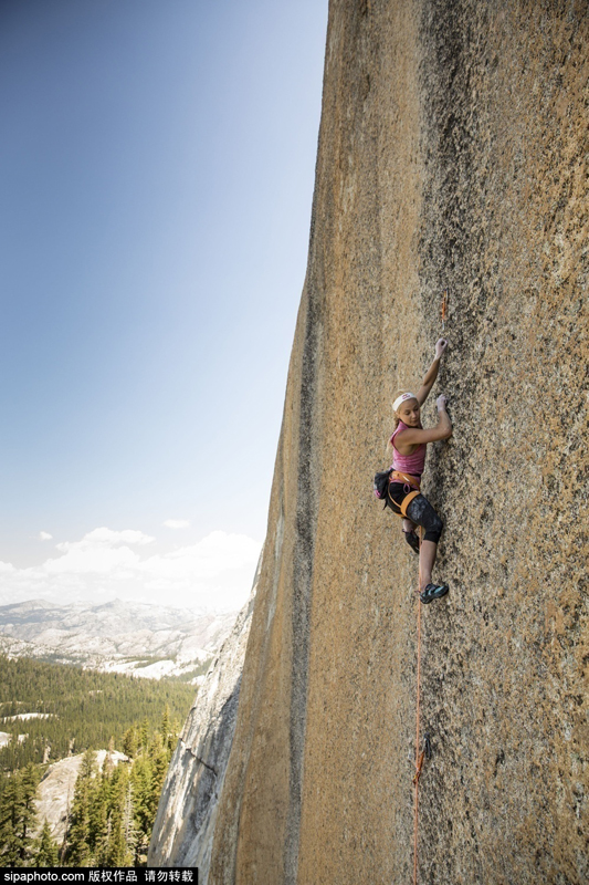 美國(guó)22歲女攀巖家挑戰(zhàn)高難度垂直懸崖 美國(guó)22歲女攀巖家挑戰(zhàn)高難度垂直懸崖