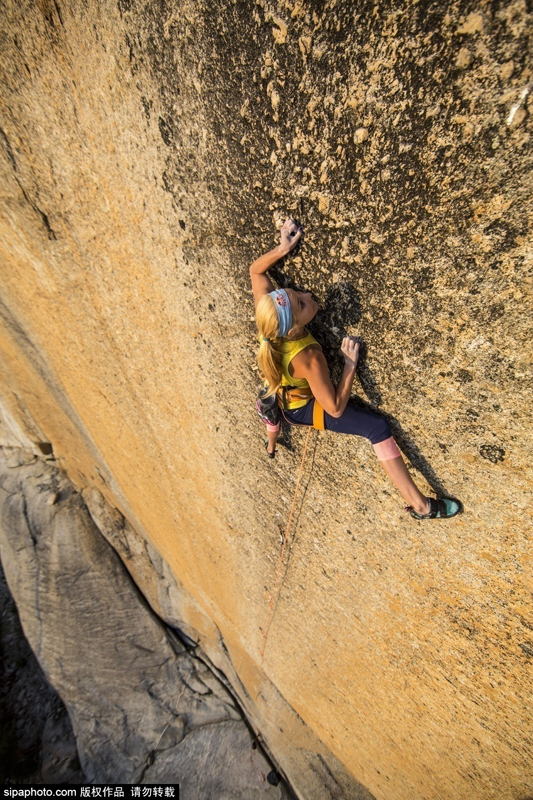 美國(guó)22歲女攀巖家挑戰(zhàn)高難度垂直懸崖 美國(guó)22歲女攀巖家挑戰(zhàn)高難度垂直懸崖