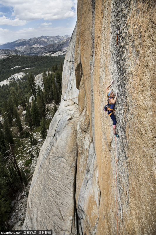 美國(guó)22歲女攀巖家挑戰(zhàn)高難度垂直懸崖 美國(guó)22歲女攀巖家挑戰(zhàn)高難度垂直懸崖
