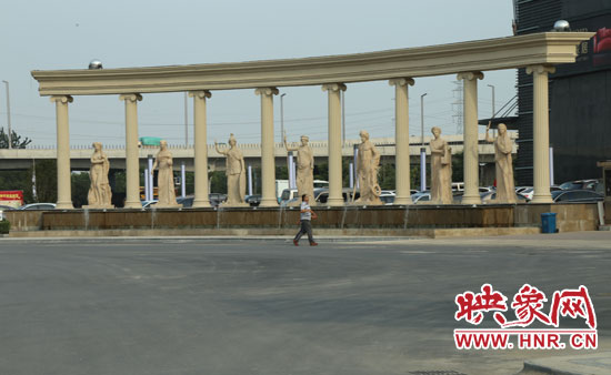 在這個“凱旋門”前是一處噴泉景觀。