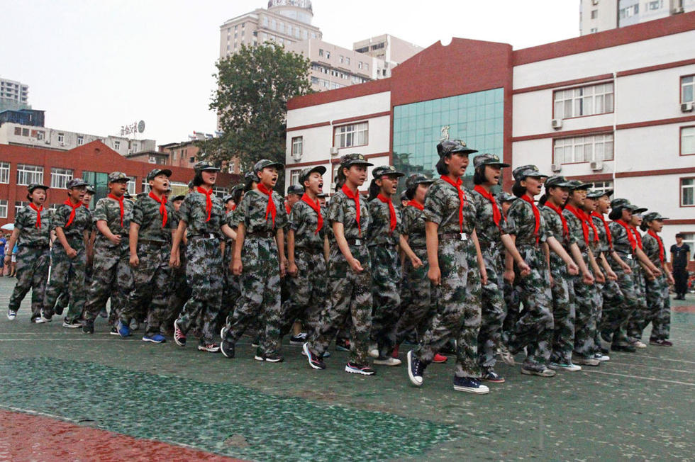 同學們在雨中堅持完成了會操表演。