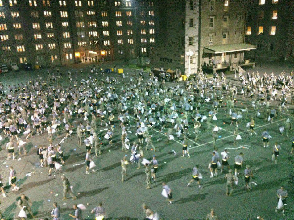 美國西點(diǎn)軍校枕頭大戰(zhàn)變“群架” 美國西點(diǎn)軍校枕頭大戰(zhàn)變“群架”