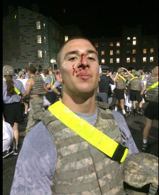 美國西點(diǎn)軍校枕頭大戰(zhàn)變“群架” 30名學(xué)員受傷 美國西點(diǎn)軍校枕頭大戰(zhàn)變“群架” 30名學(xué)員受傷