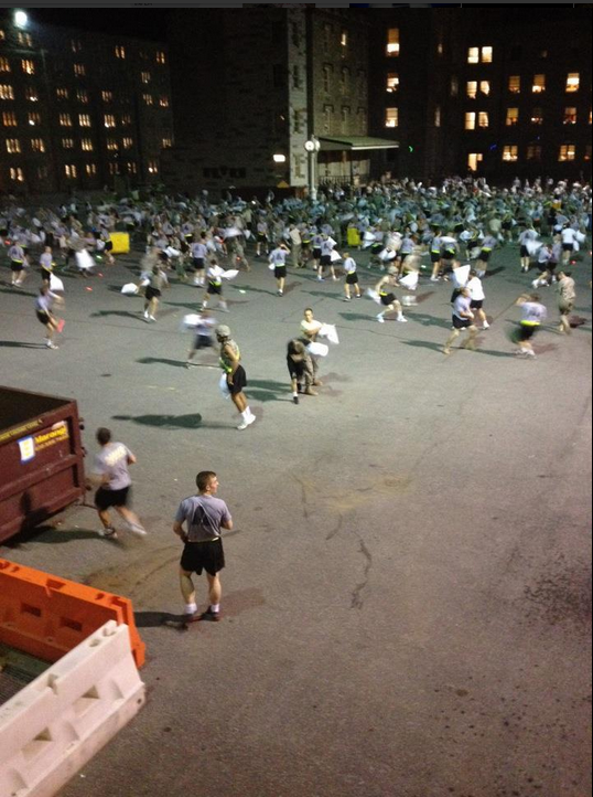 美國西點(diǎn)軍校枕頭大戰(zhàn)變“群架” 30名學(xué)員受傷 美國西點(diǎn)軍校枕頭大戰(zhàn)變“群架” 30名學(xué)員受傷