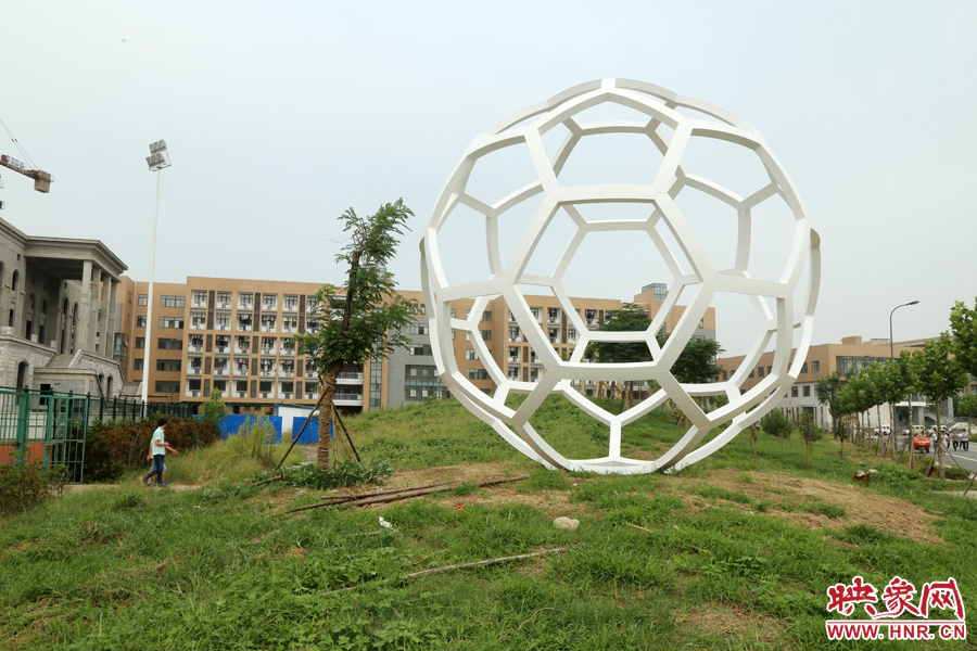 這是一座多邊形曲面藝術(shù)品，直徑約6米，剛剛建成，目前還沒有命名。