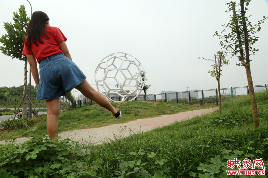 踢”足球“。