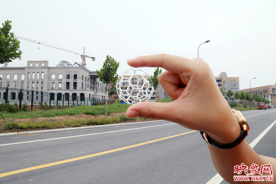 一名女生在拍創(chuàng)意照片。