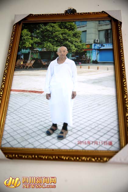 四川八旬老頭變"潮男" 上街穿長裙為自己代言 四川八旬老頭變"潮男" 上街穿長裙為自己代言