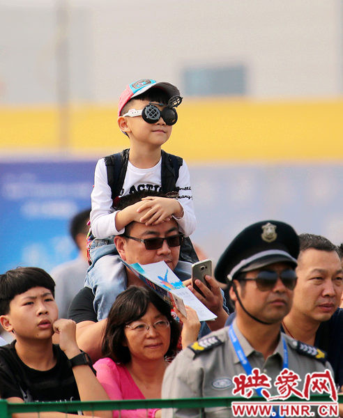 2015鄭州航展現(xiàn)場(chǎng)“仙女下凡” 觀眾直呼太贊了