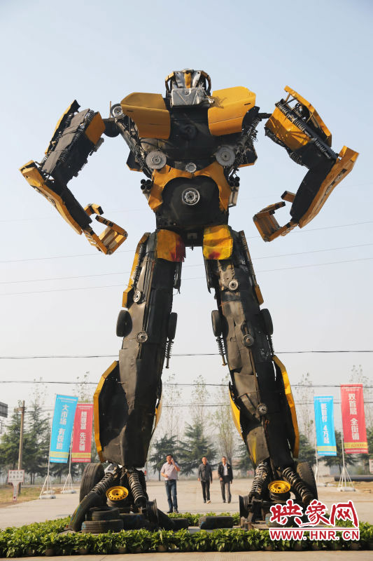 10月14日，一只高18米、寬8米的“變形金剛”矗立在河南省平頂山市寶豐縣一家企業(yè)門(mén)前。