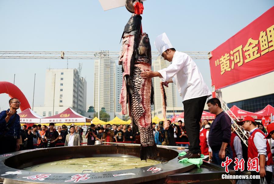 河南鄭州，一個直徑3.15米，深0.7米，可容納3噸高湯的“中原第一鍋”現(xiàn)場烹煮火鍋盛宴。