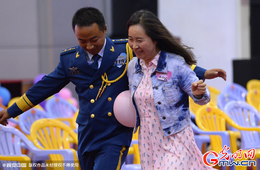 湖北武漢，“嫁人就嫁解放軍”，每年一屆的武漢軍旅姻緣會(huì)17日在駐漢空軍某指揮所文化活動(dòng)中心舉行
