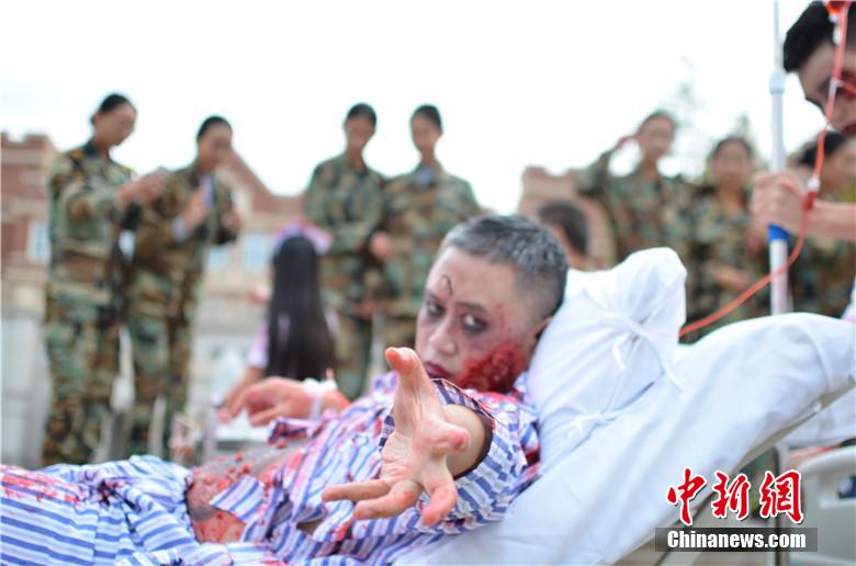 該校院長也參與其中，與學(xué)生共同嗨翻校園。 何浠 攝