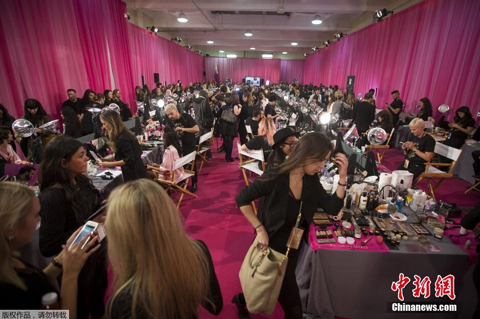 當(dāng)?shù)貢r(shí)間11月10日，2015維多利亞的秘密年度內(nèi)衣秀在紐約上演，模特在后臺(tái)緊張地準(zhǔn)備中。