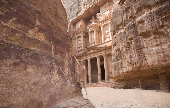 美藝術(shù)家彩繪模特“隱身”世界七大奇跡 美藝術(shù)家彩繪模特“隱身”世界七大奇跡