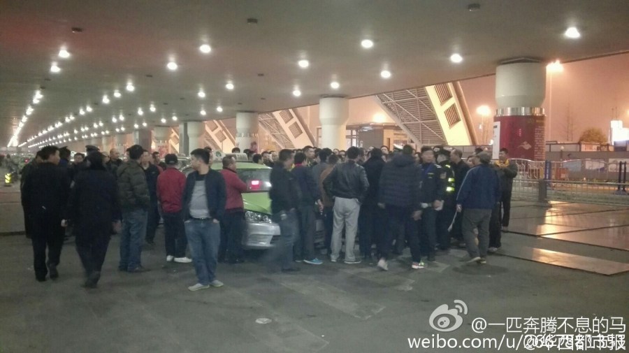 機場后調配10多輛機場大巴運送旅客進城。