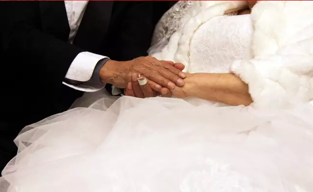 情人節(jié)最溫暖告白！84歲老人包下整樓示愛老伴