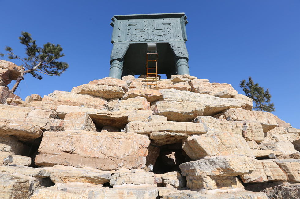 鄭州河邊建十米高銅鼎無(wú)防護(hù) 網(wǎng)友:不怕淹了？