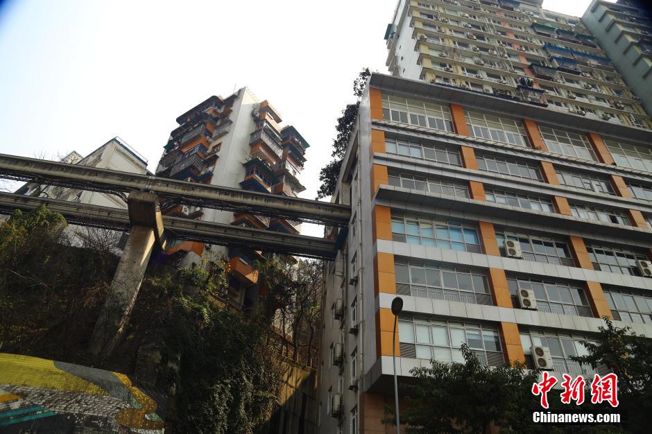 重慶輕軌列車穿樓而過場面震撼