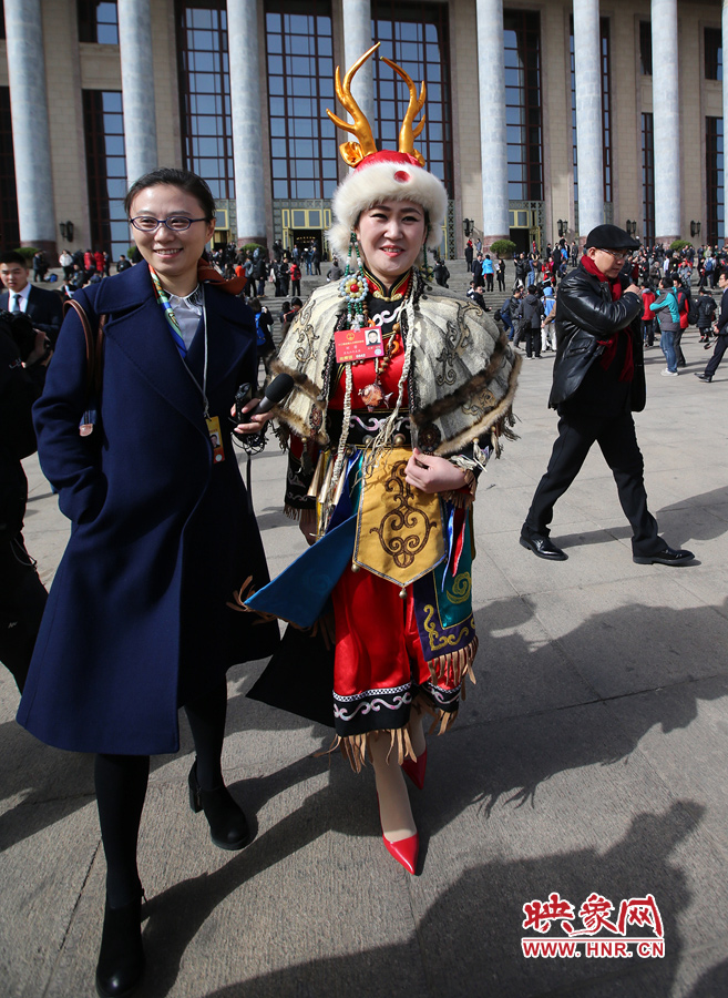 這位黑龍江代表團(tuán)的人大代表，頭上高高的頭飾相當(dāng)搶眼