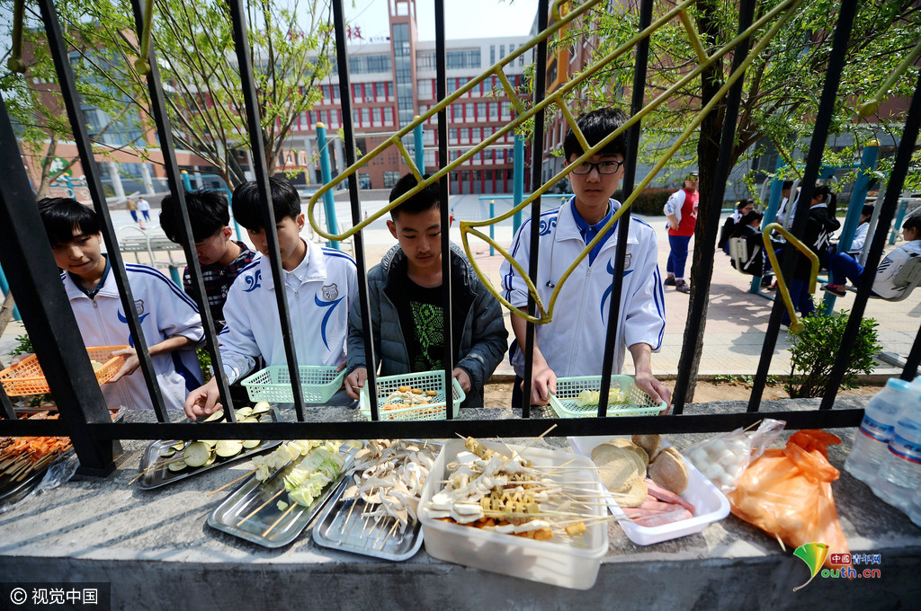 藝校實(shí)行封閉管理 學(xué)生“跨欄”買飯 藝校實(shí)行封閉管理 學(xué)生“跨欄”買飯