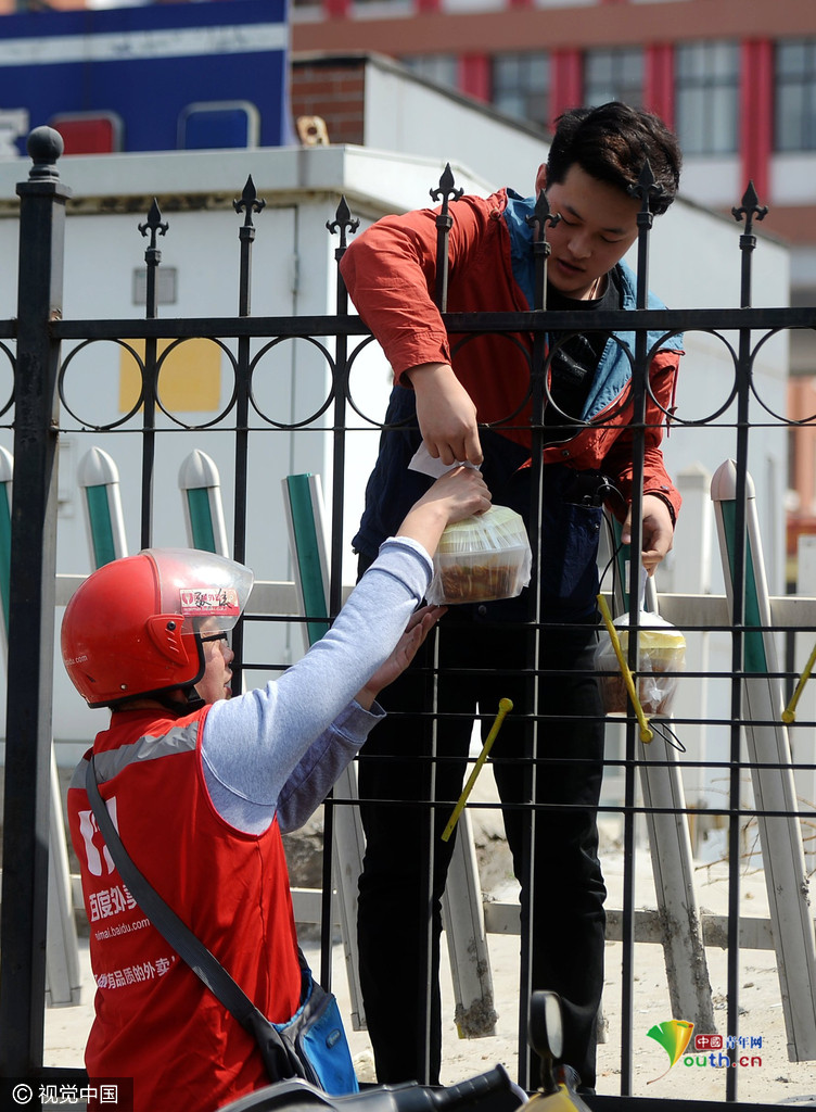 藝校實(shí)行封閉管理 學(xué)生“跨欄”買飯 藝校實(shí)行封閉管理 學(xué)生“跨欄”買飯