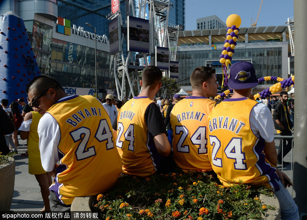 科比最后一戰(zhàn) 眾多粉絲齊聚送祝福 科比最后一戰(zhàn) 眾多粉絲齊聚送祝福