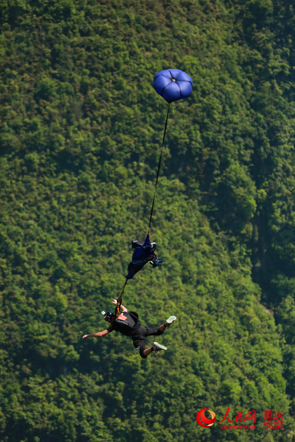 28日，2016世界低空跳傘大賽在重慶云陽龍缸景區(qū)正式開賽。圖為選手角逐中。劉政寧 攝